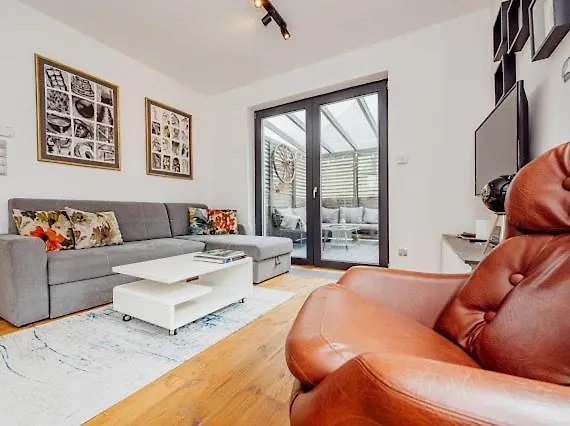 River House Jacuzzi Sauna 펜션 *